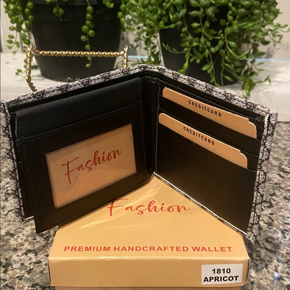 NWT Boxed Bifold Wallet - Picture 5 of 13